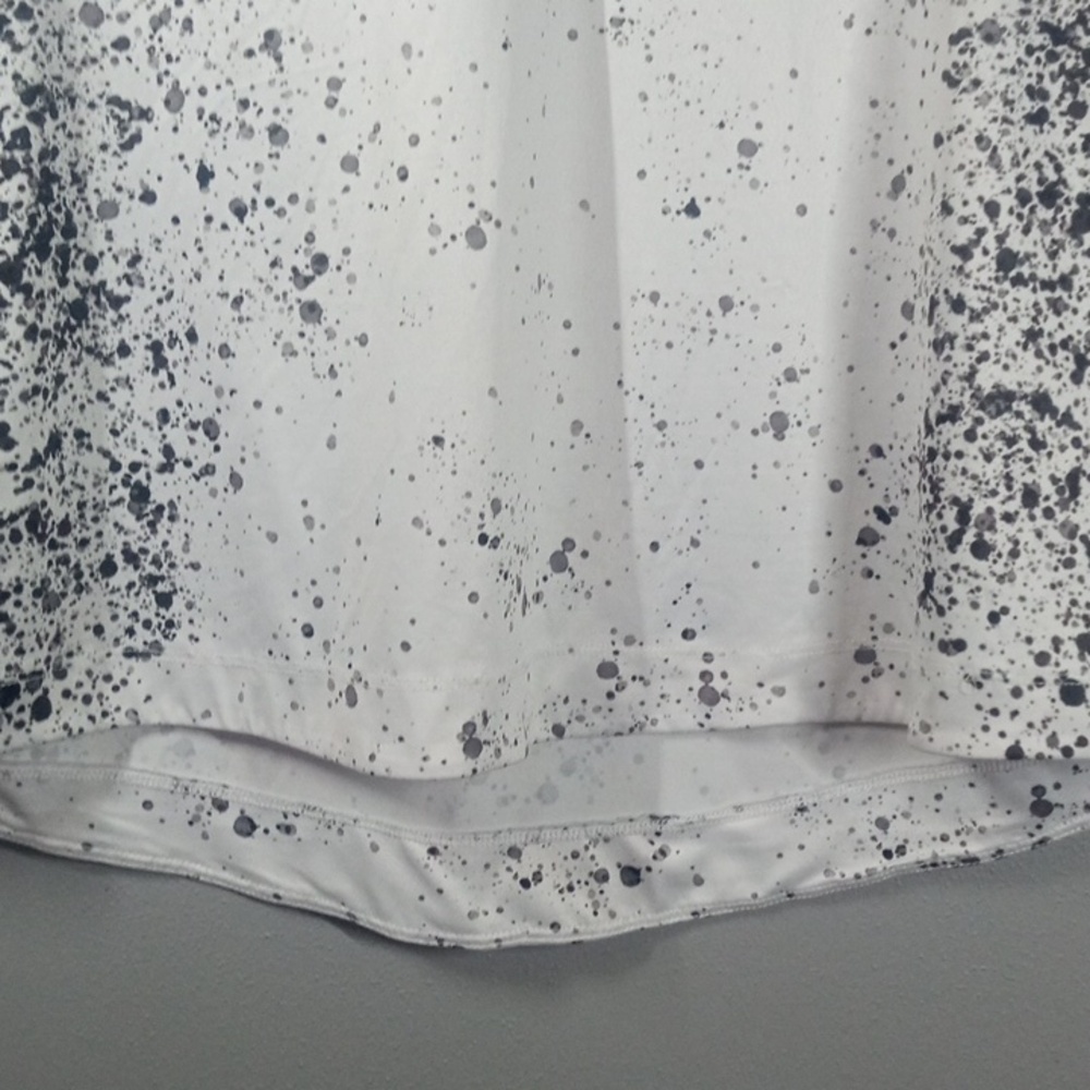 Lucky in Love Women's V-Neck Tee Size Large - Picture 4 of 6